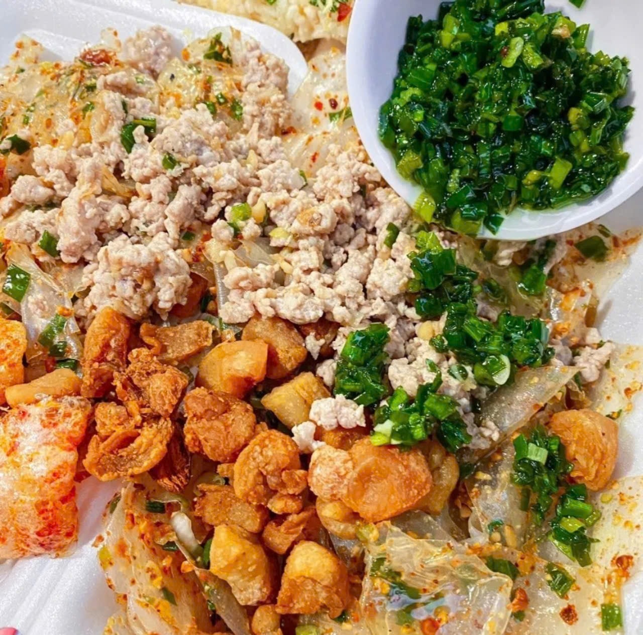 Hình ảnh Bánh Tráng Trộn +Thịt Bằm Tóp Mỡ + Trứng Lòng Đào  