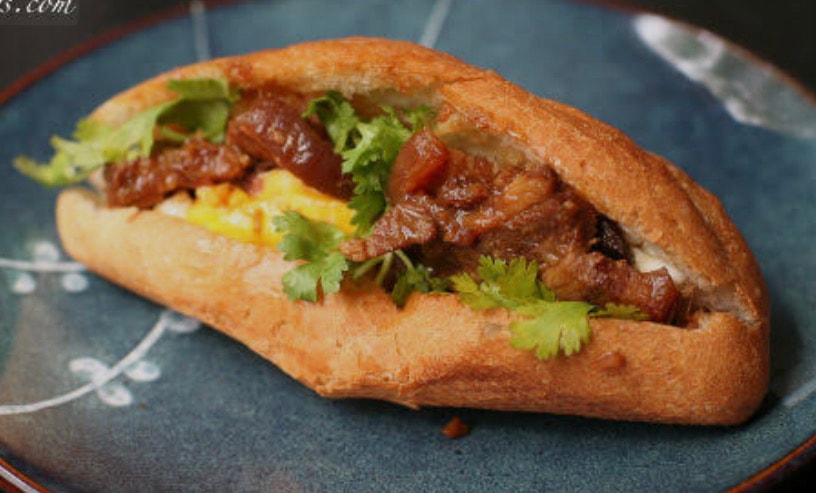 Hình ảnh bánh mì thịt nướng sốt phô-mai 