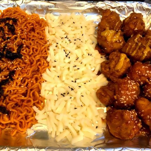 Hình ảnh Chảo phô mai gà rán 2 vị - mì cay