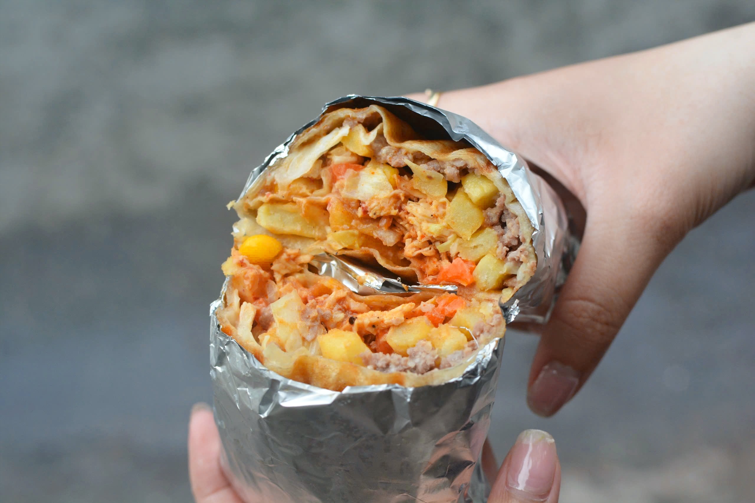 Hình ảnh Burrito gà nấm sốt cay