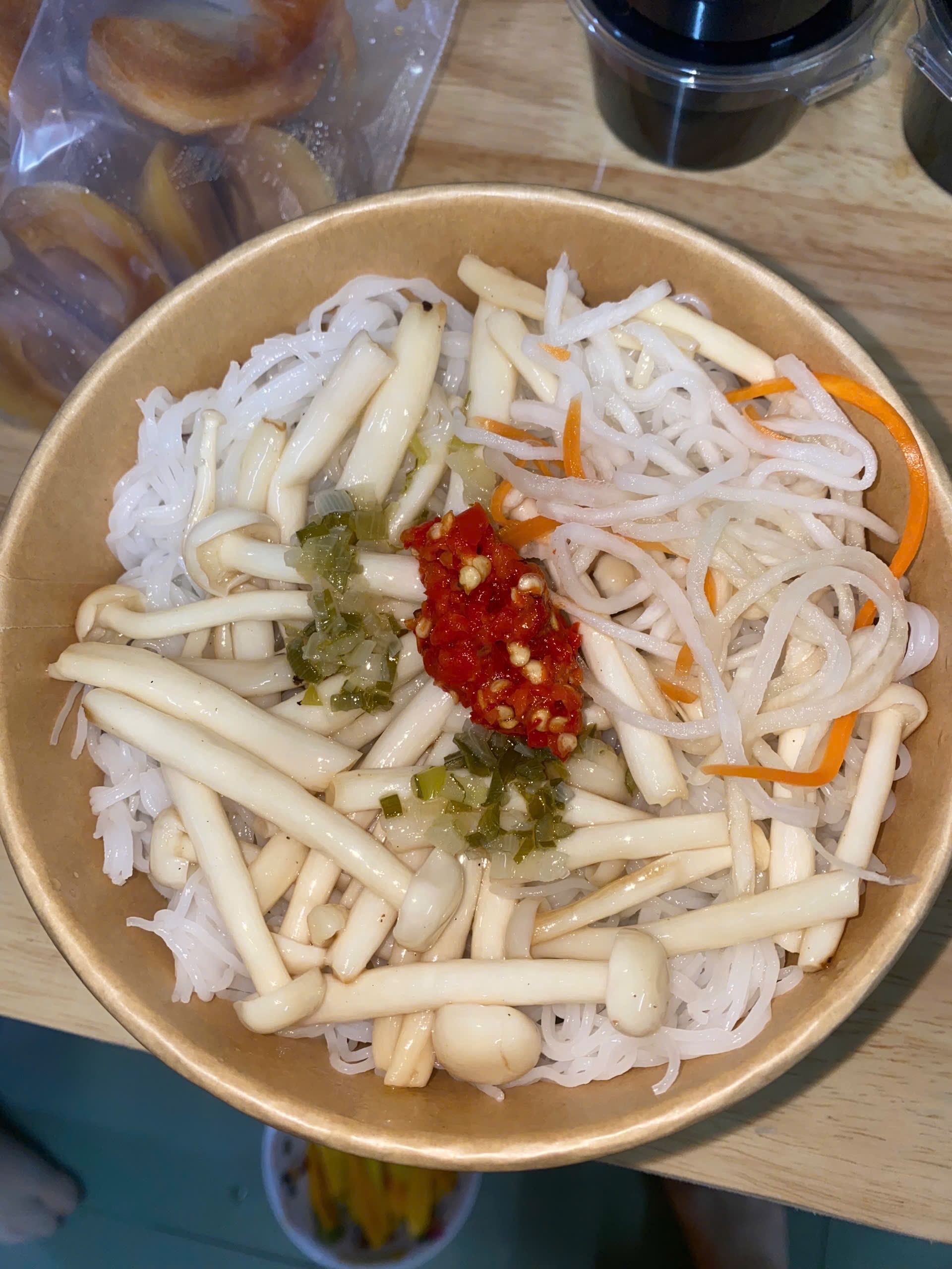 Hình ảnh Bún nước tương Nấm xào chay