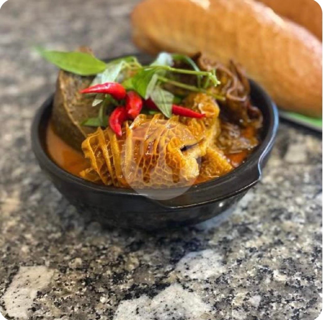 Hình ảnh HỘP Phá Lấu Bò Thập Cẩm 250Gr - kèm 1 Bánh Mì (Dành cho nhóm 2 người)