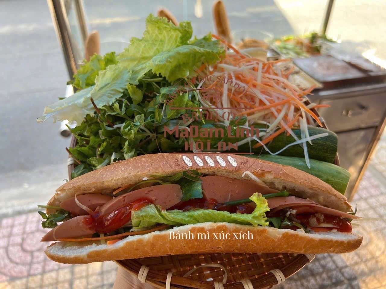 Hình ảnh Bánh mì xúc xích + trứng