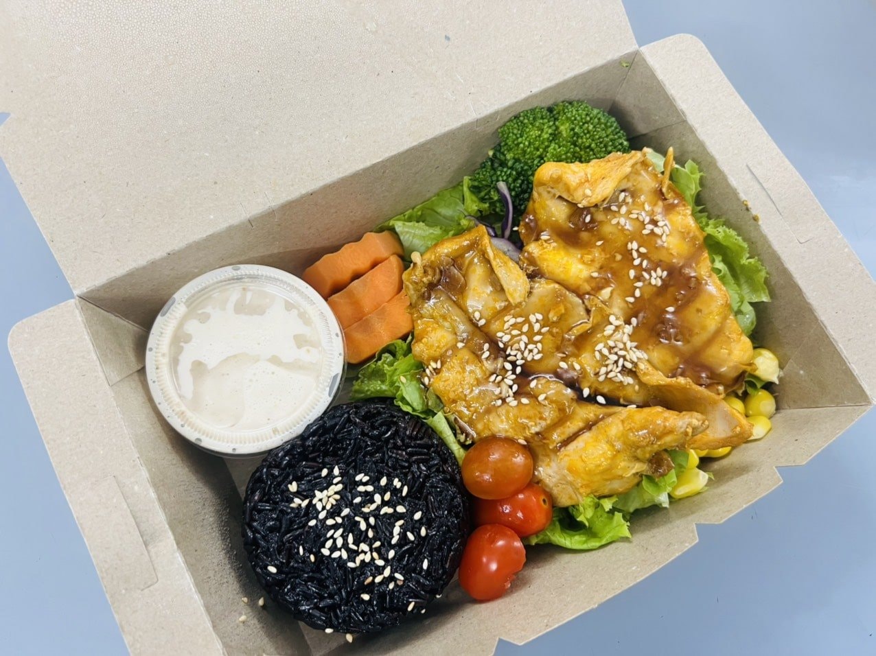 Hình ảnh Cơm gạo lứt - ức gà nướng sốt teriyaki