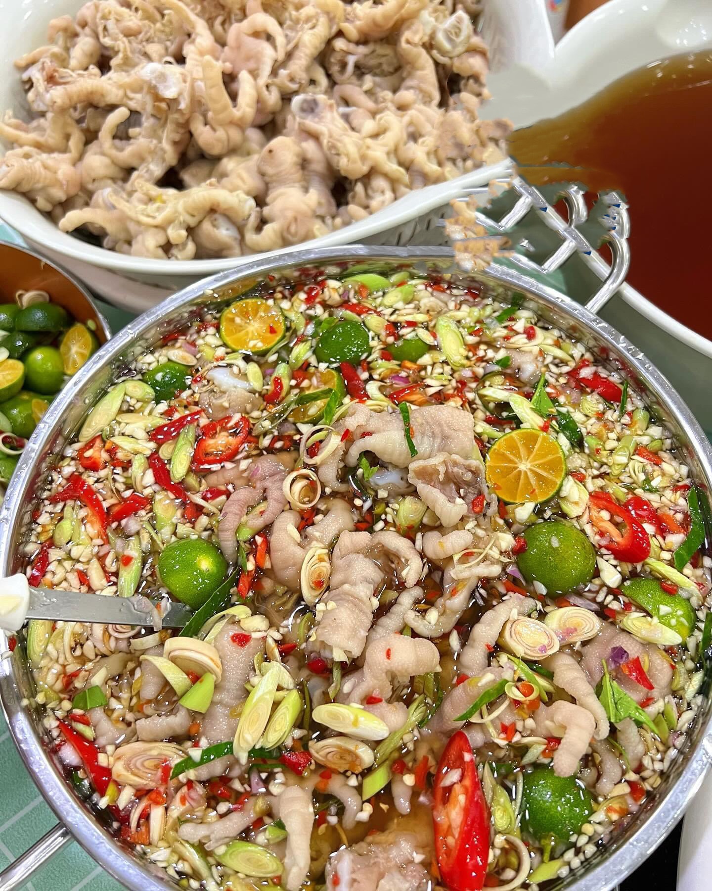 Hình ảnh Chân Gà Sả Tắc Lớn
