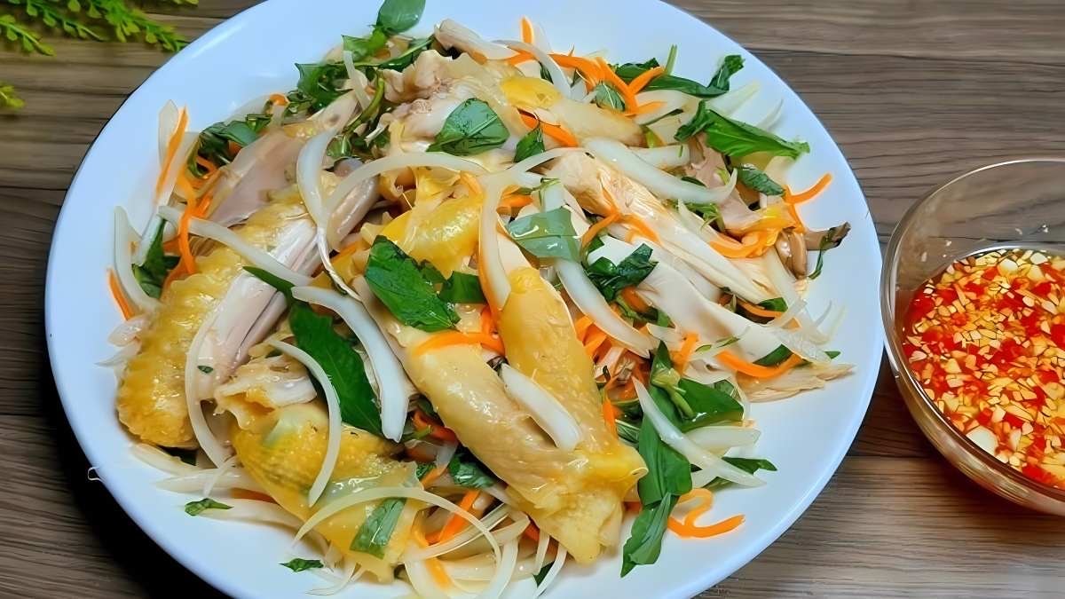 Hình ảnh Nộm gà xé thêm suất lớn