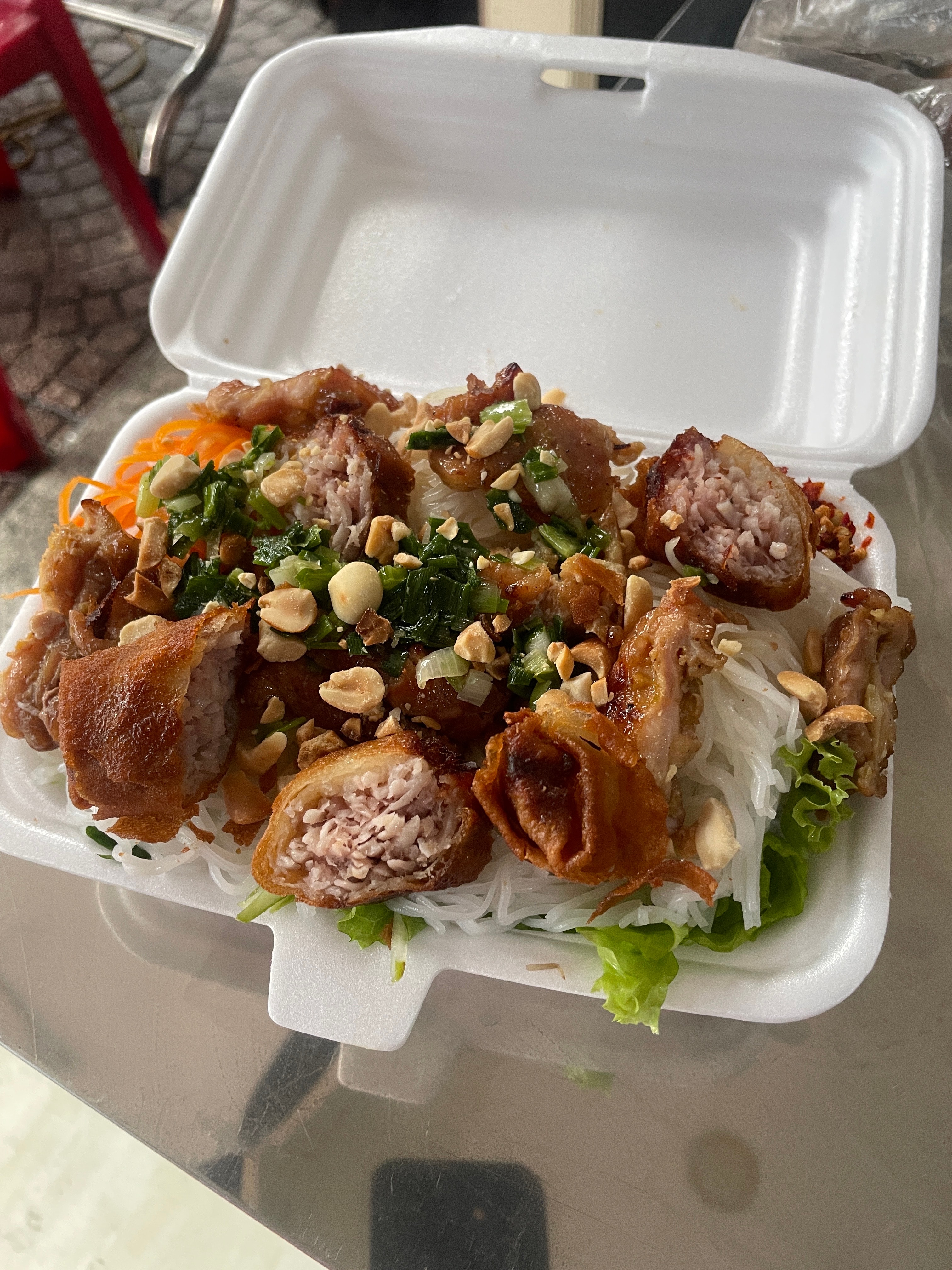 Hình ảnh Bún thịt nướng chả giò 