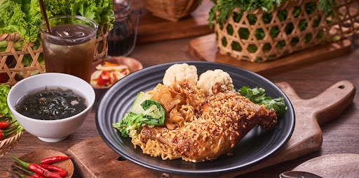 Hình ảnh Combo Cơm Gà Sốt Mắm Tỏi Nhỏ + Sâm Lạnh