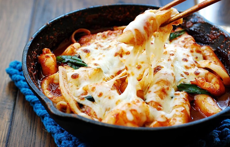 Hình ảnh Tokbokki phomai phủ phomai