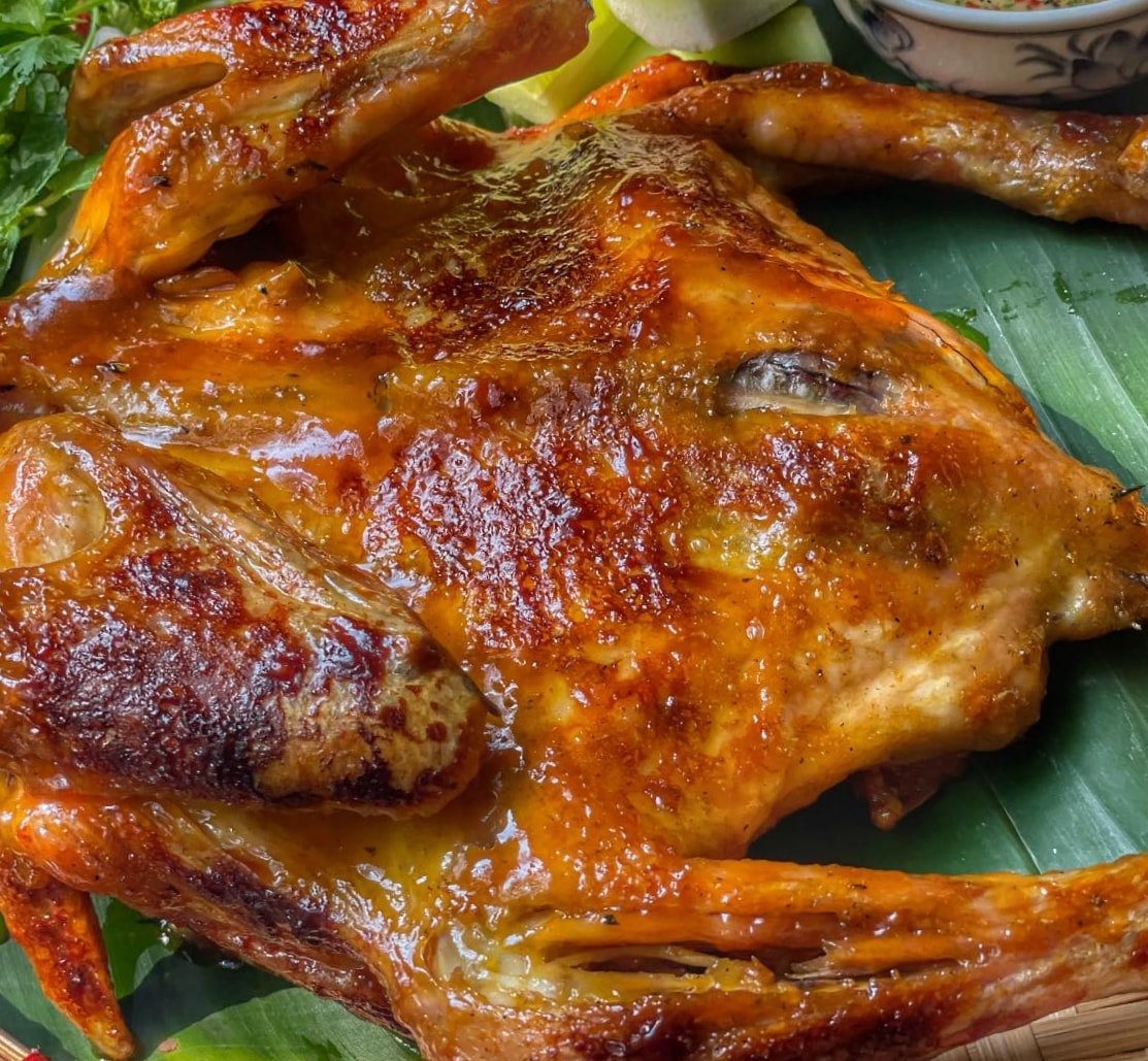Hình ảnh gà nướng mắm nhĩ một con lớn  