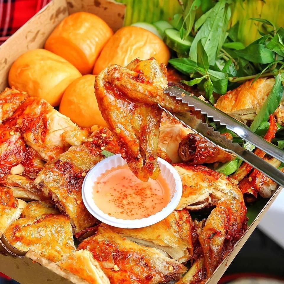 Hình ảnh combo 1 gà nướng tiêu con lớn + 6 cái bánh bao chiên giòn 