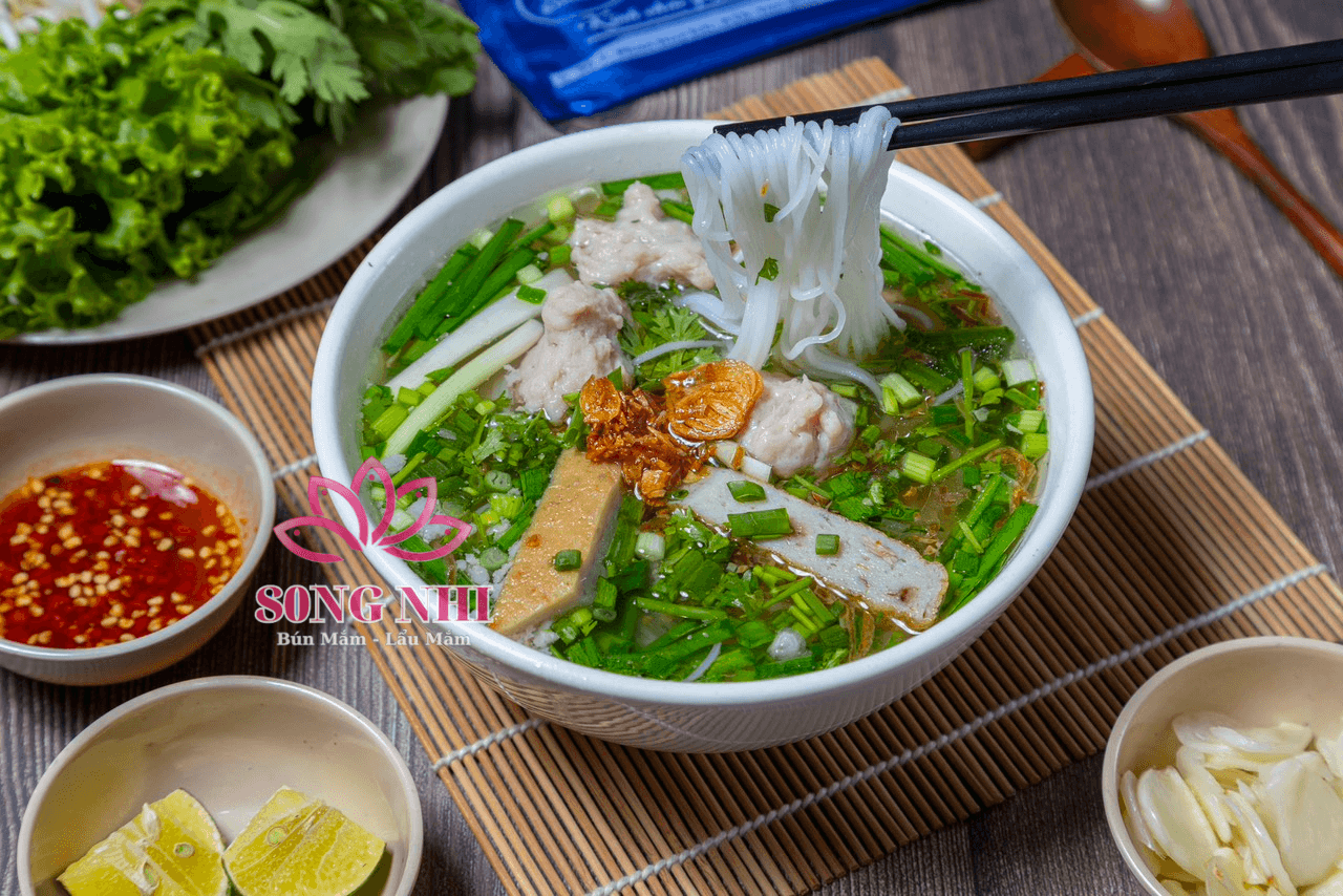 Hình ảnh Bún mọc ( Đã có dụng cụ ăn )