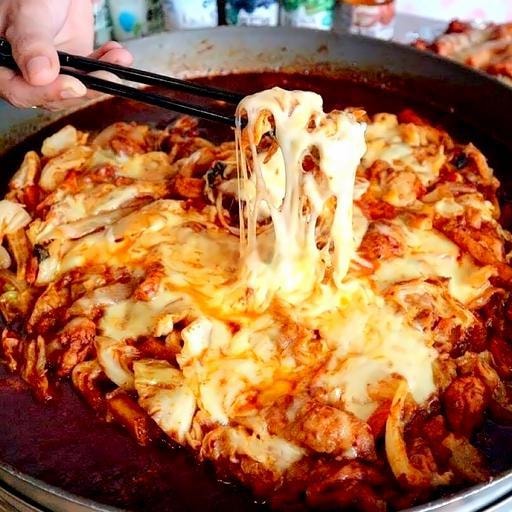 Hình ảnh Gà xào bắp cải phô mai truyền thống