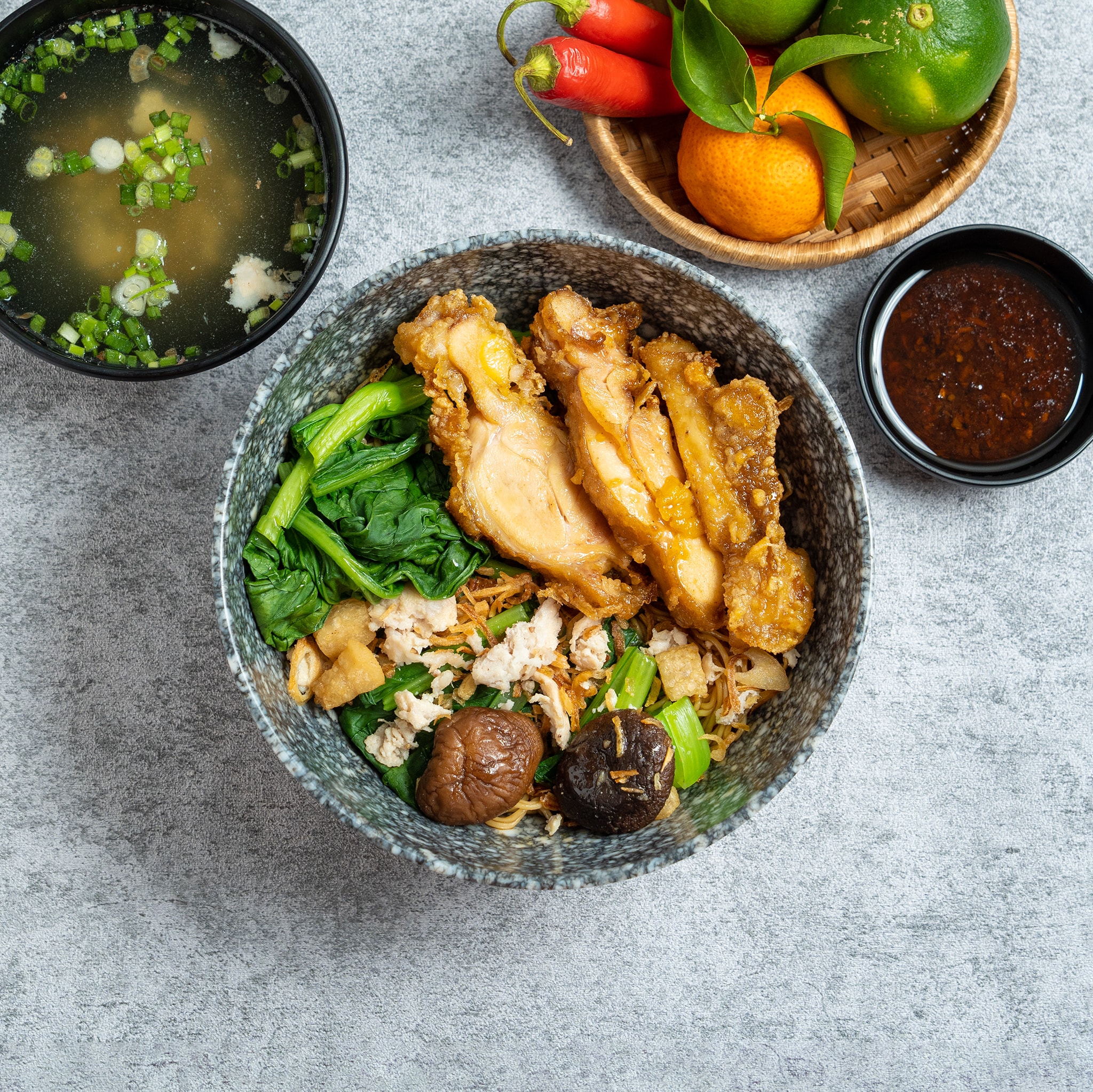 Hình ảnh Mì khô gà tắm mắm tỏi cay