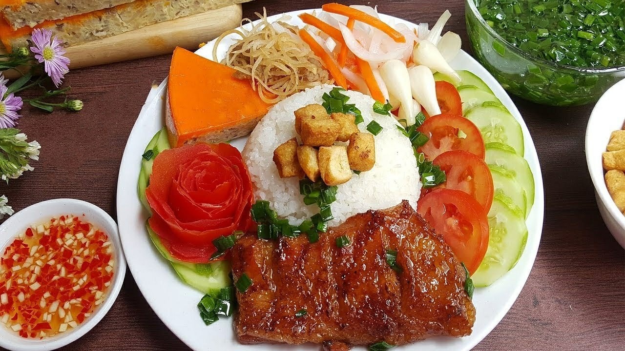 Hình ảnh cơm sườn chả ốp la