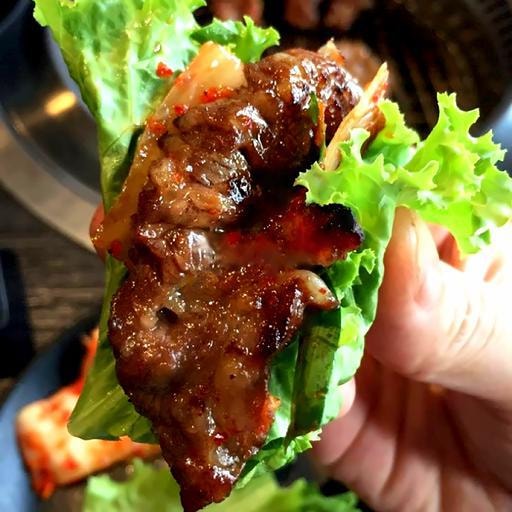 Hình ảnh Ba chỉ bò nướng kiểu hàn cuộn xà lách