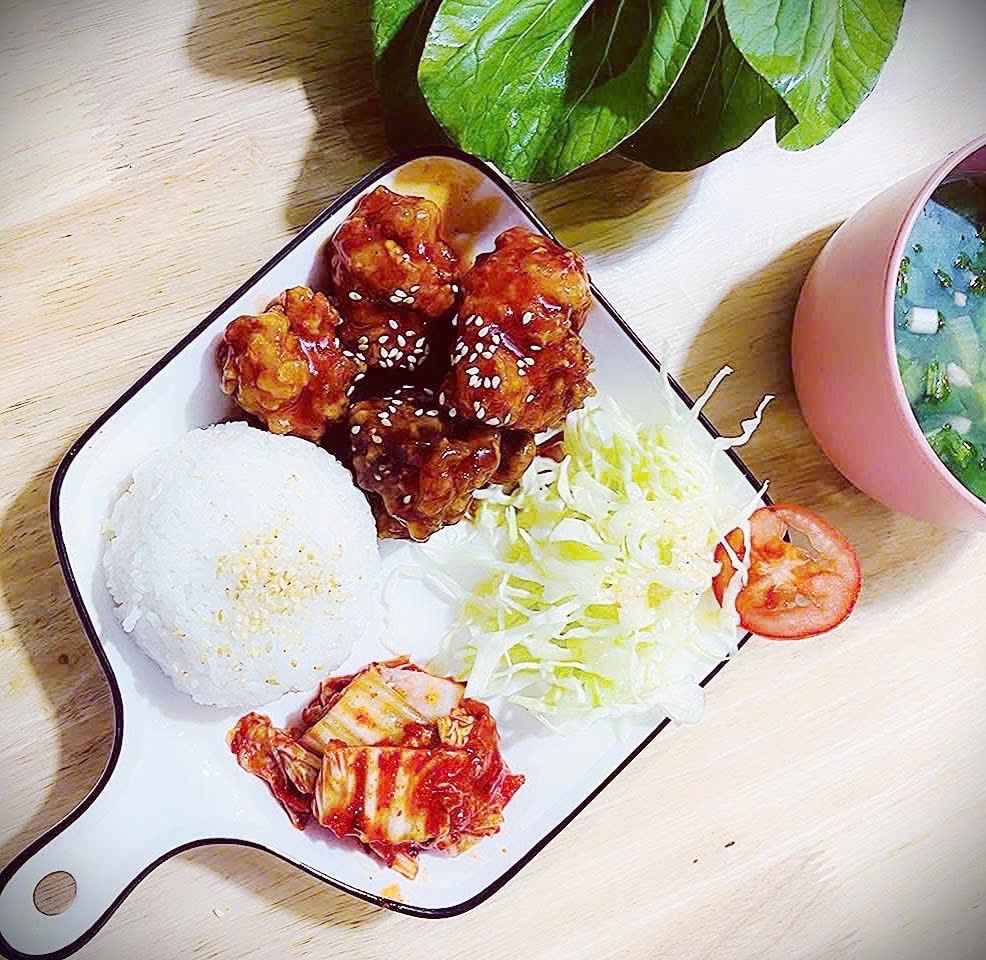 Hình ảnh Cơm gà sốt ngọt mật ong korea