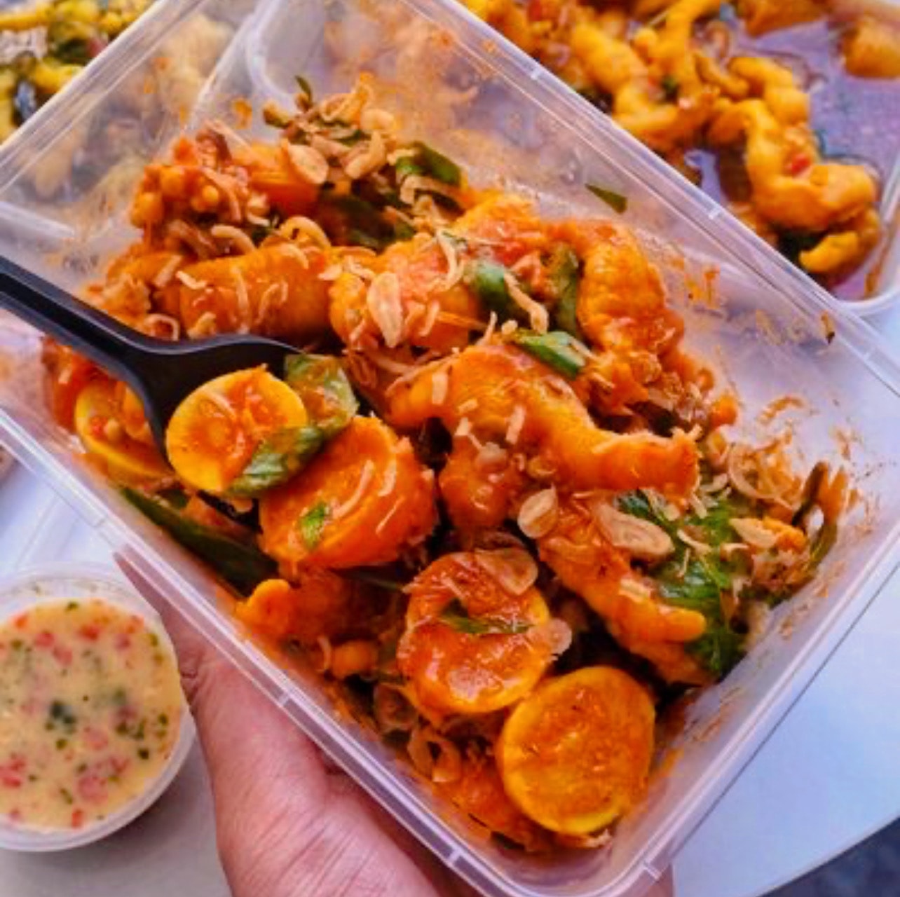 Hình ảnh Chân gà rút xương mix trứng non sốt thái