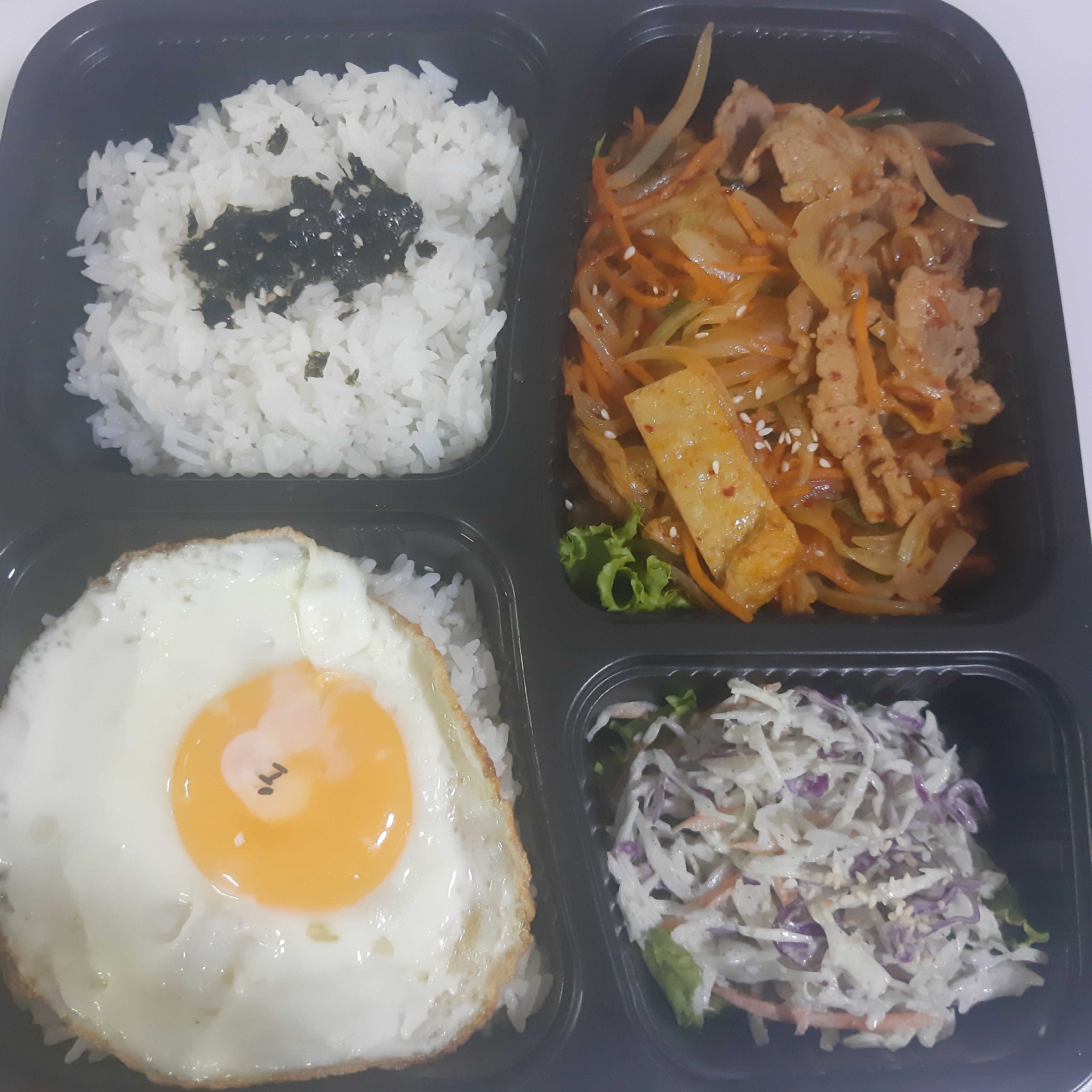 Hình ảnh Set N2 ( Cơm Bento kim chi xào thịt heo + cơm trắng trứng ốp la + súp chả cá HQ xiên que (2 xiên)