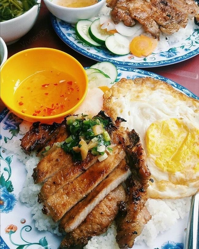 Hình ảnh cơm sườn trứng ốp la 