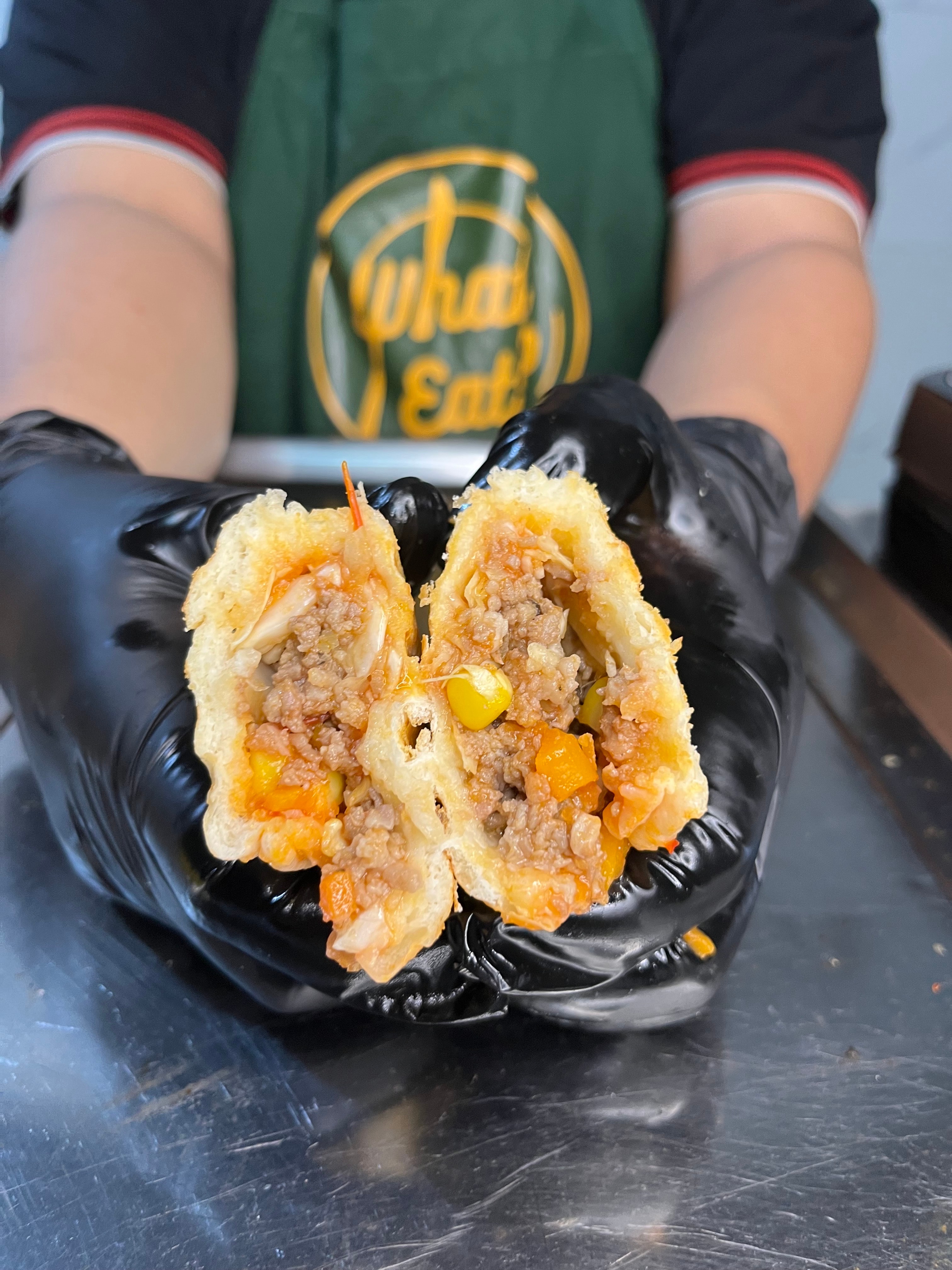 Hình ảnh Bánh mì bò bằm sốt truyền thống