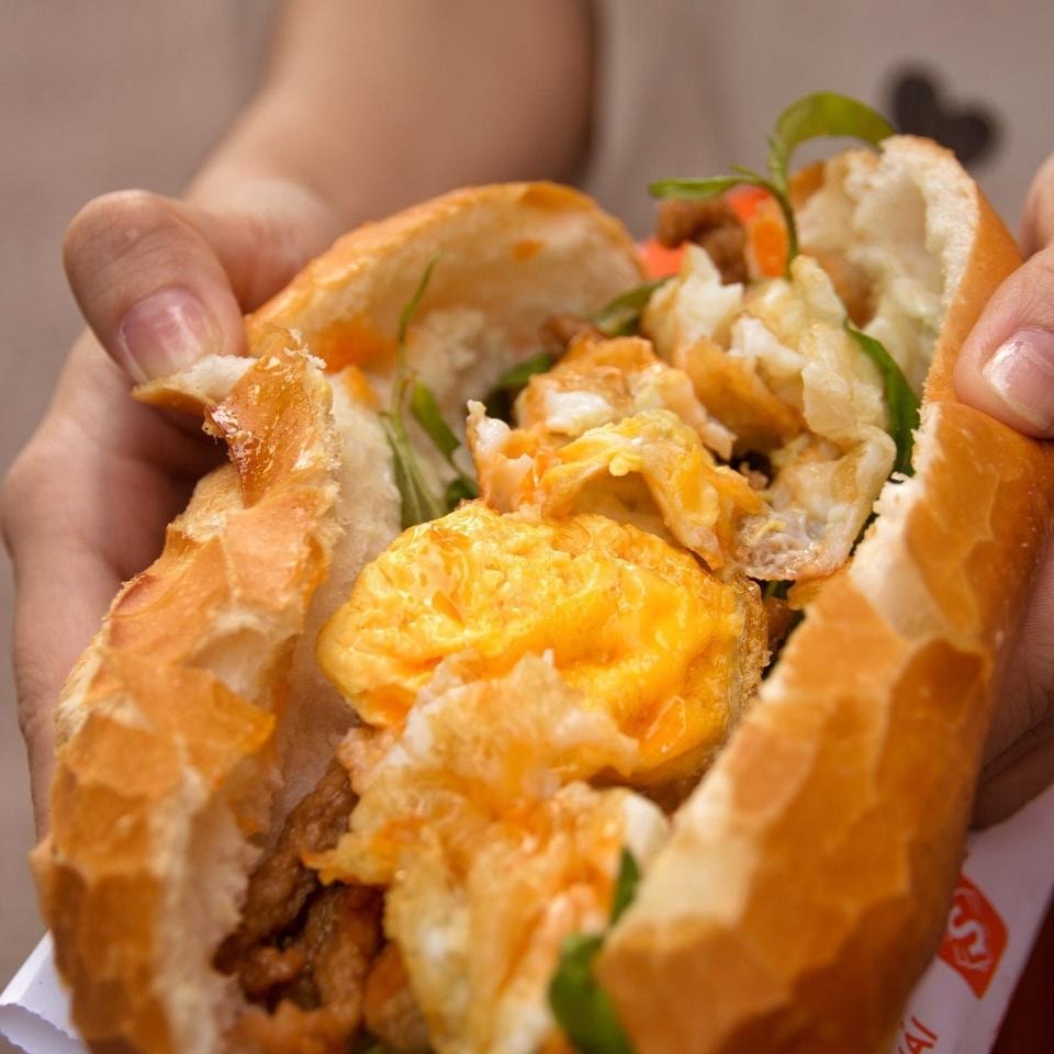 Hình ảnh Bánh mì chả cá - trứng