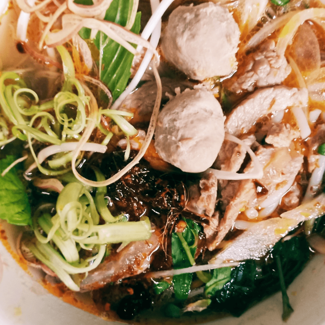 Hình ảnh Bún bò thập cẩm  ( tô lớn kèm muỗng đũa)