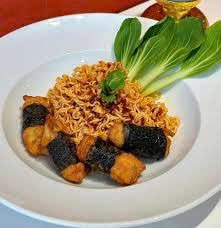 Hình ảnh Mì trộn indomie gà cuộn rong biển