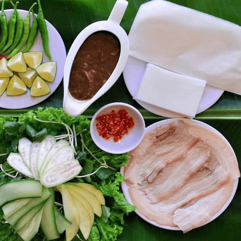 Hình ảnh Bánh tráng cuốn thịt heo luộc