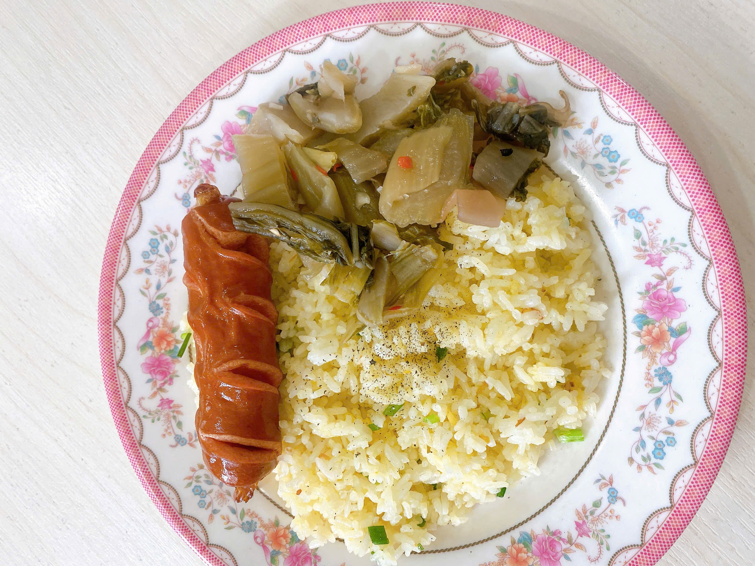 Hình ảnh Cơm chiên tỏi - xúc xích chay