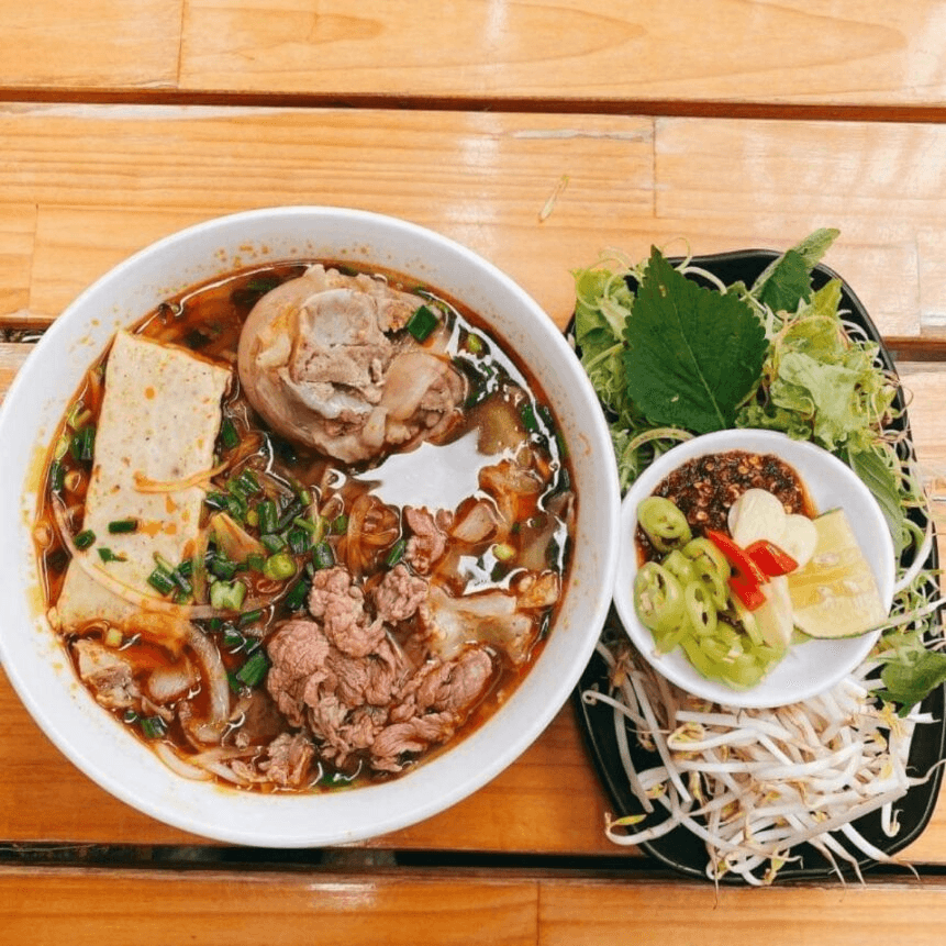 Hình ảnh  Bún Bò Huế Ngõ Xưa - Cách Mạng Tháng 8