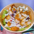 Salad gà chiên sốt mè