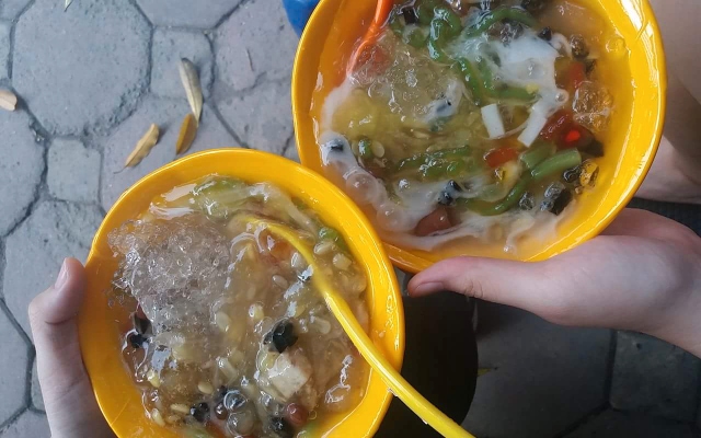 Hình ảnh Chè E4 - Cháo Sườn Sụn & Bánh Đúc Nóng
