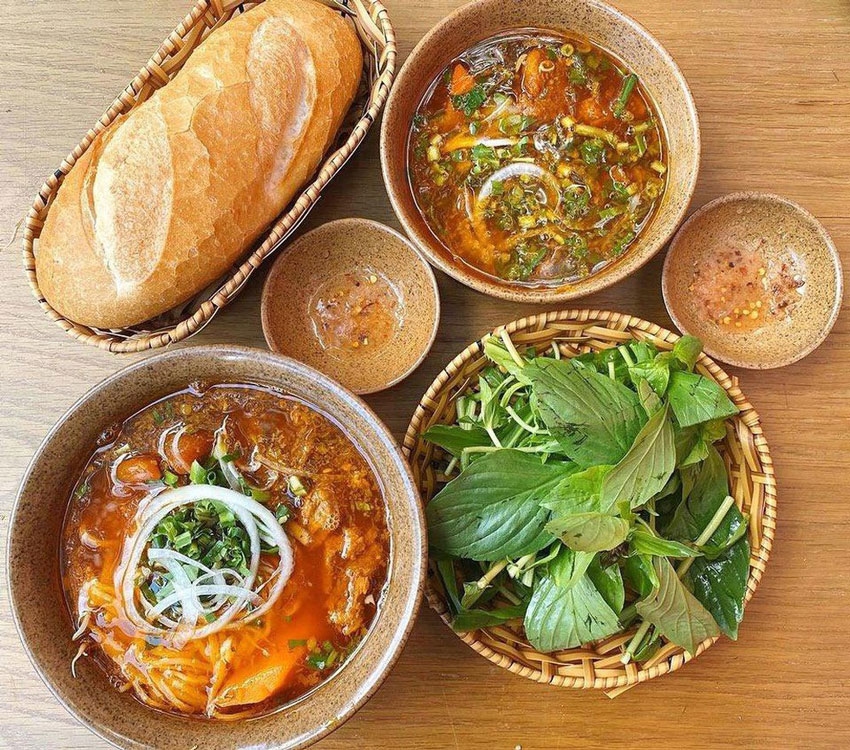 Hình ảnh Tí Em - Bò Né Sốt Tiêu Đen & Nui Xào Bò - Lạc Long Quân