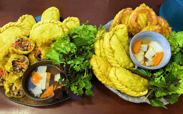 Hình ảnh Anh Bối Mỏ Ướt - Bánh Gối & Bánh Tôm - Phố Vọng