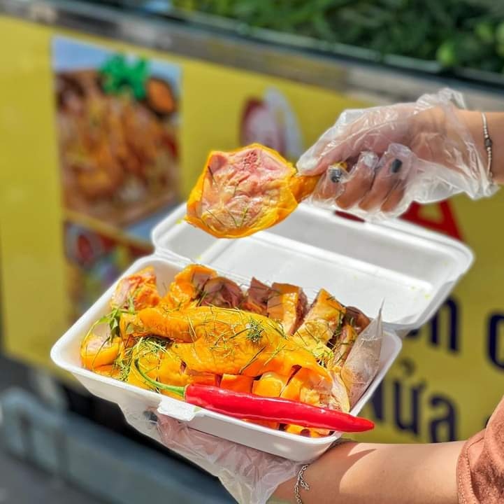 Hình ảnh Gà Ủ Muối Minh Kha Foods - Dương Quảng Hàm