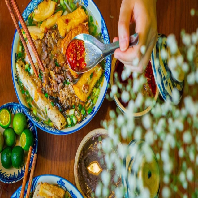 Hình ảnh Cô Hương Béo - Bún Riêu Tóp Mỡ Mọc Giòn - Hoàng Cầu