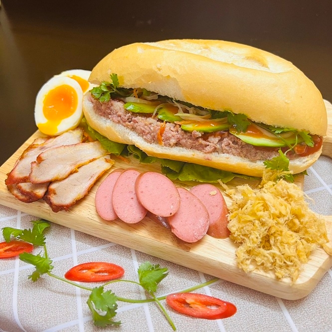 Hình ảnh Bánh Mì Pate Cột Đèn - 9 Phương Mai