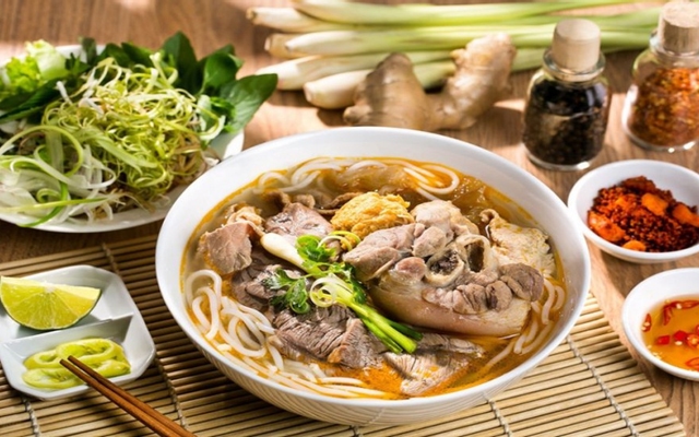 Hình ảnh O Huệ - Bún Bò Huế - Ao Sen