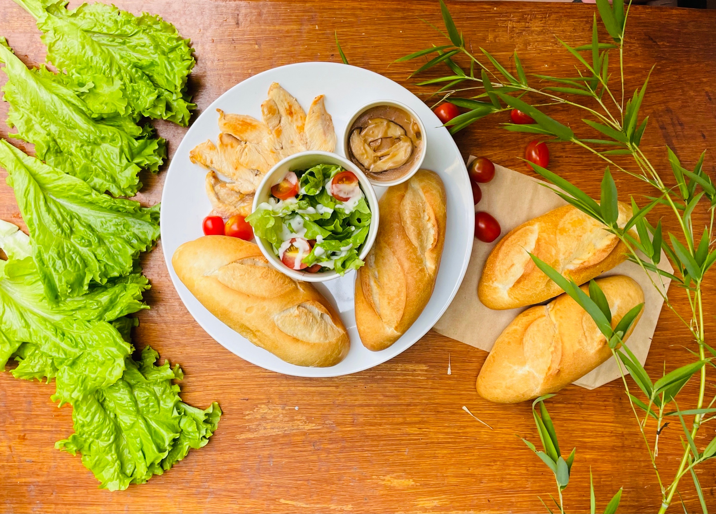 Hình ảnh Anh Tóc Dài - Bánh Mì Sốt Nấm & Salad Healthy - Đông Thiên